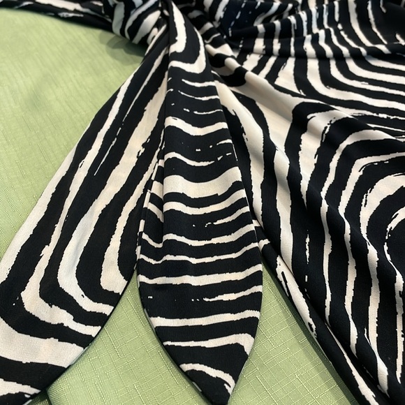 Dressbarn tee shirt style wrap dress in the mod swirl print you will love! Sz 16 - Picture 5 of 12